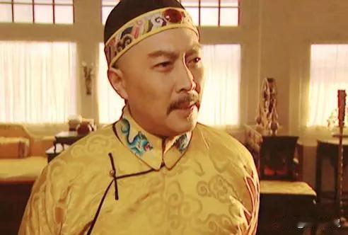 康熙四十六年，胤禛退朝回府，见门内大柏树上捆着一个人，便问：“是哪个奴才犯了事，
