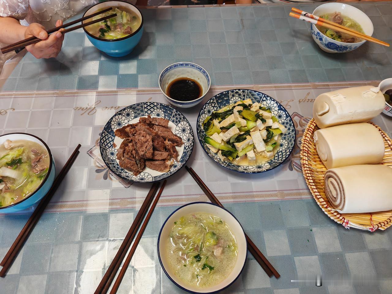 上午二姑姐来家看望婆婆妈，她买了一兜子排骨，一条黑鱼，还有一些菜和一块豆腐。
