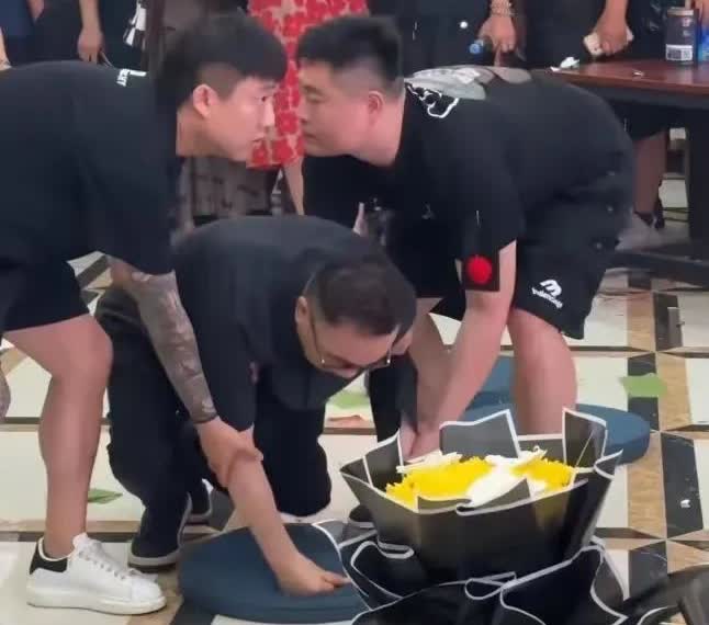 杨议这下彻底慌了，这次葬礼没来几个相声界的大佬，原因很简单，大家都看