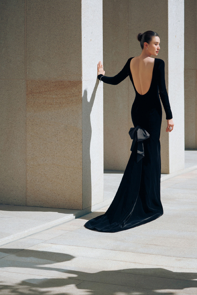 宋佳金鸡奖大露背造型，宋佳好going人的黑裙露背造型，谁看了不说一句优雅的典范