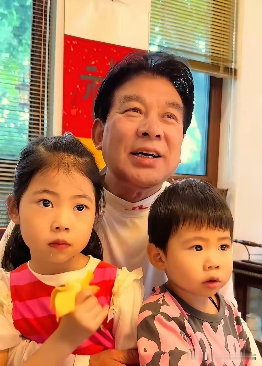 骄傲的爷爷朱时茂！朱时茂有一个孙子一个孙女，简直就是他手心里的宝。看着孙