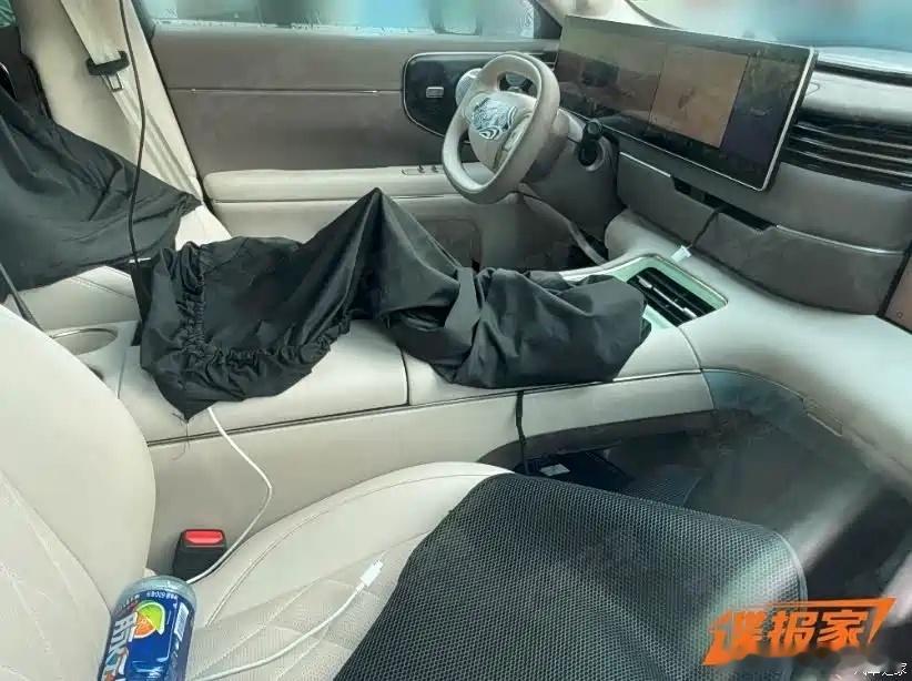我很少用“壮观”来形容一台车的内饰，但……智己ls9做到了这个屏幕尺寸，这个仪