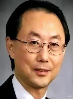 新泽西那个挺有名的华人领袖，林德伟，被发现死在自己家二楼卧室。脑袋上，是致命的钝