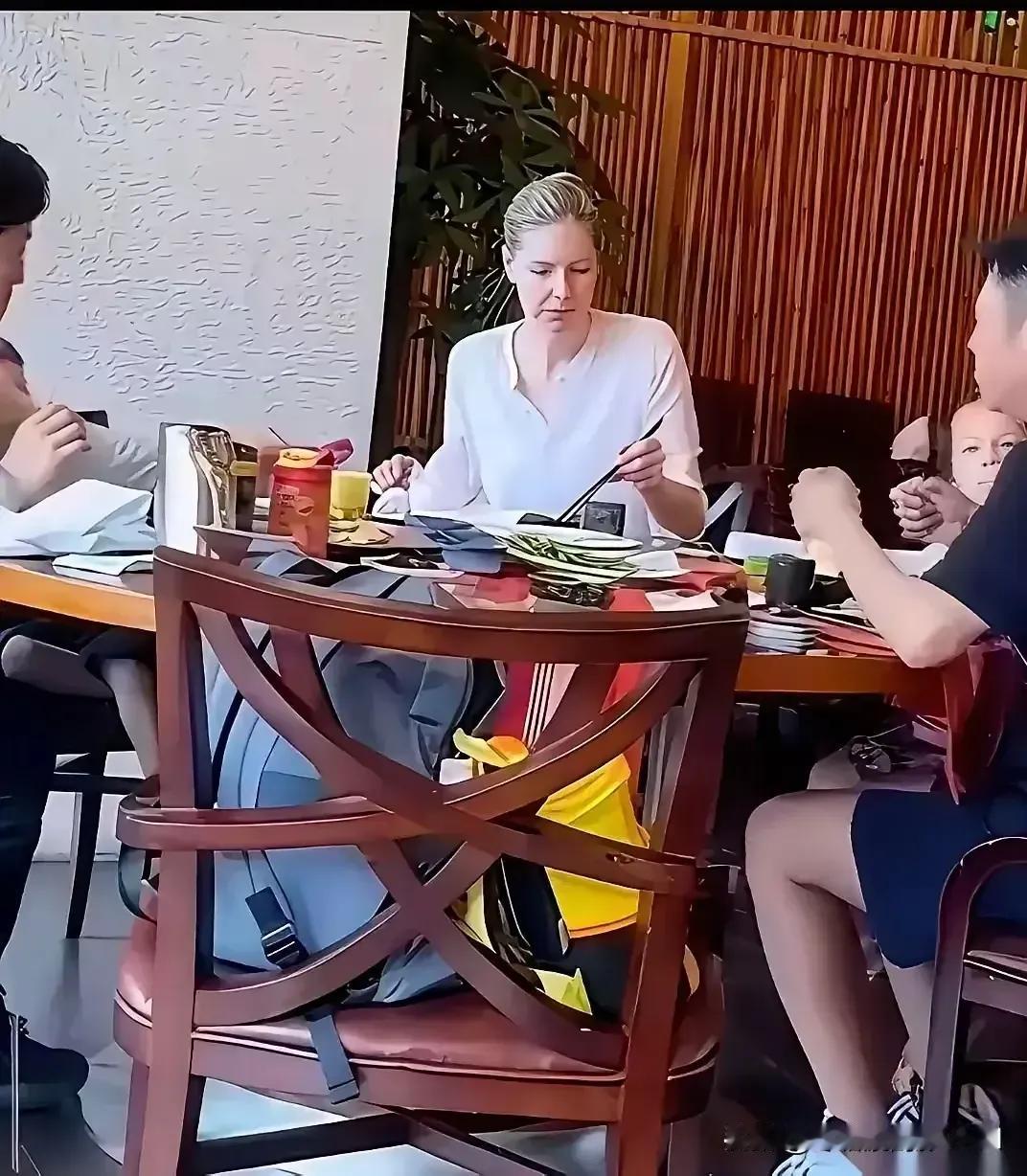 都说白人女子的保质期短,衰老的快。以前我还不相信,看了撒贝宁的老婆李白才知道是真