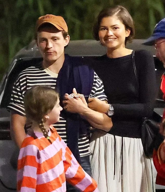 赞达亚和荷兰弟TomHolland被拍到在洛杉矶跟亲友们一起用餐💕👇