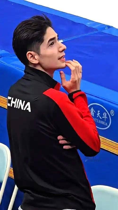 短道速滑世巡赛第三站加拿大站，由刘少昂，孙龙，王欣然，张楚桐组成的中国队以3.3