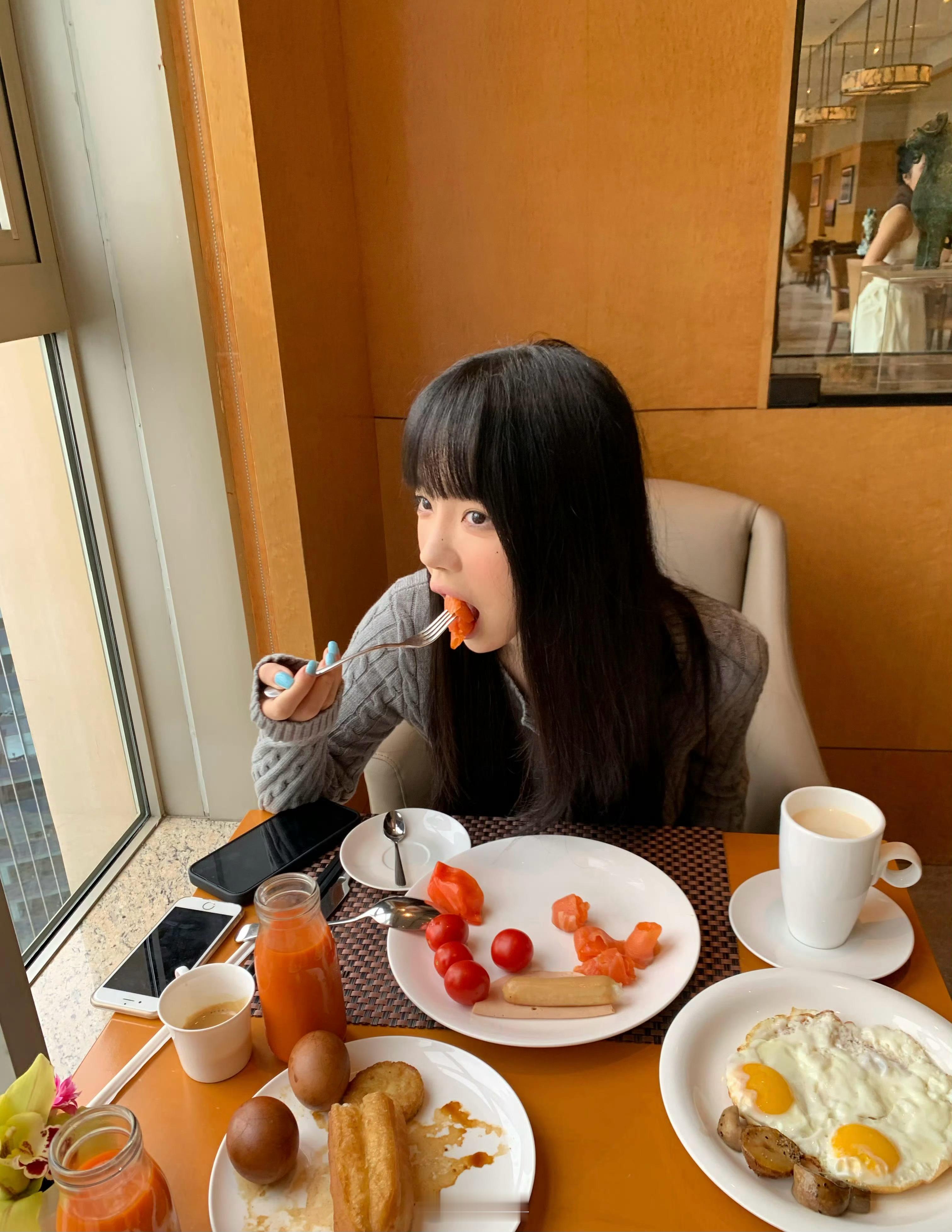 还是以前的home键iPhone有意思。​​​