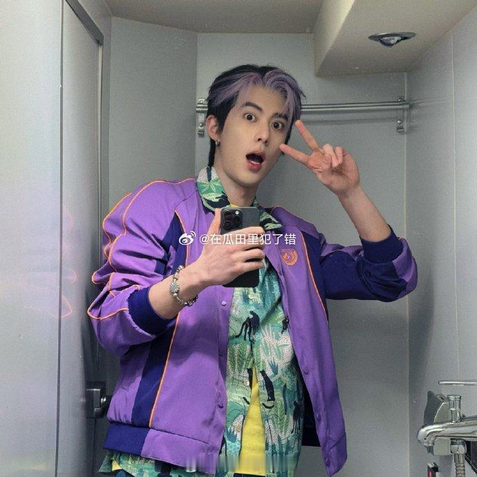 王鹤棣对镜自拍，每一张都是高质量营业