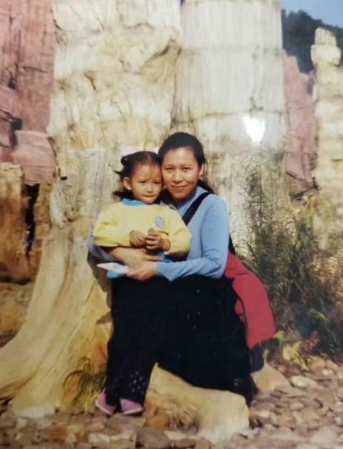 程潇现在VS小时候衣服裤子都一模一样，神还原啊！​​​