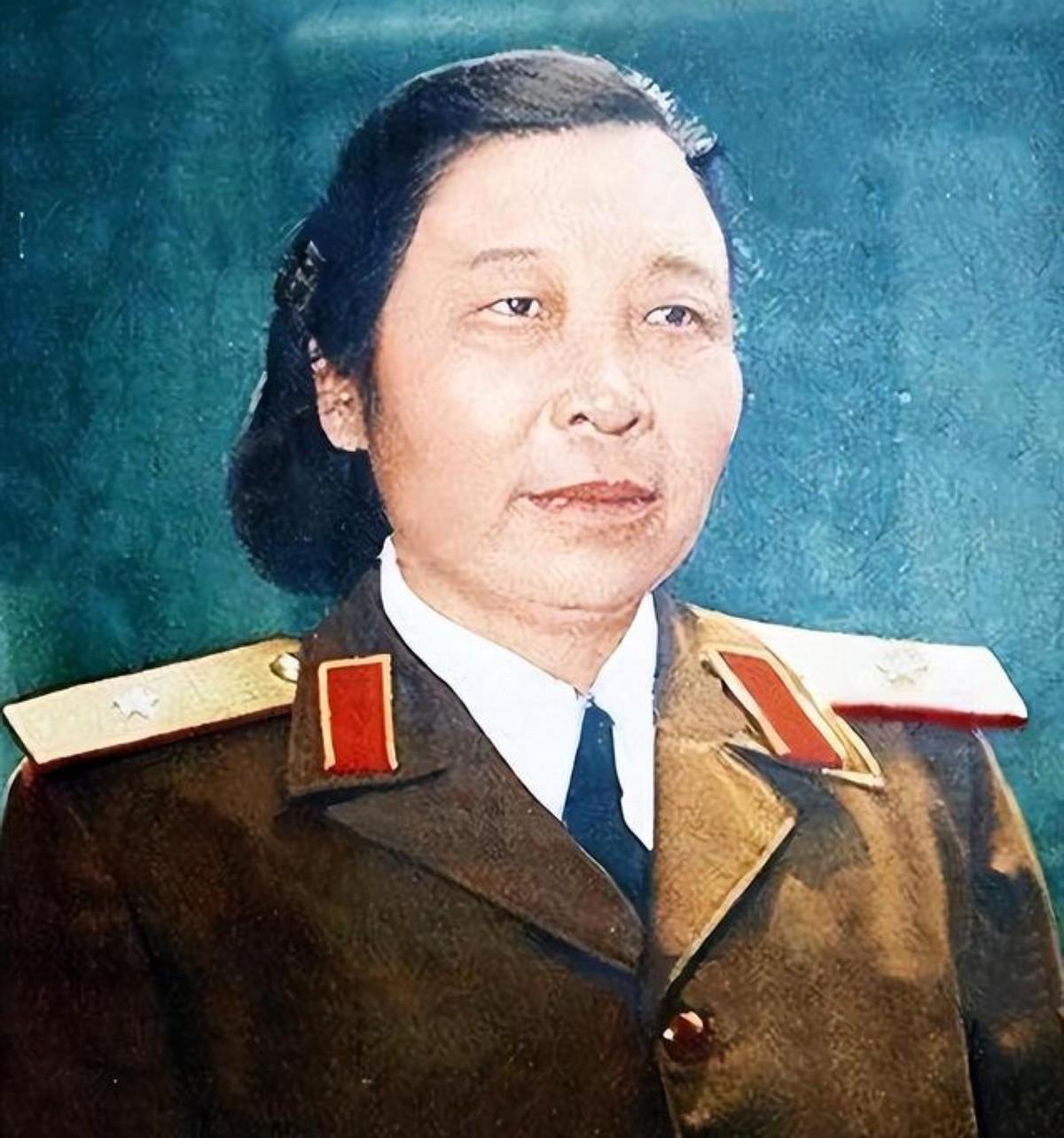 🌞她是人民军队中的第一位女将军，然而，她的起点，却是从饱受虐待的童养媳开始