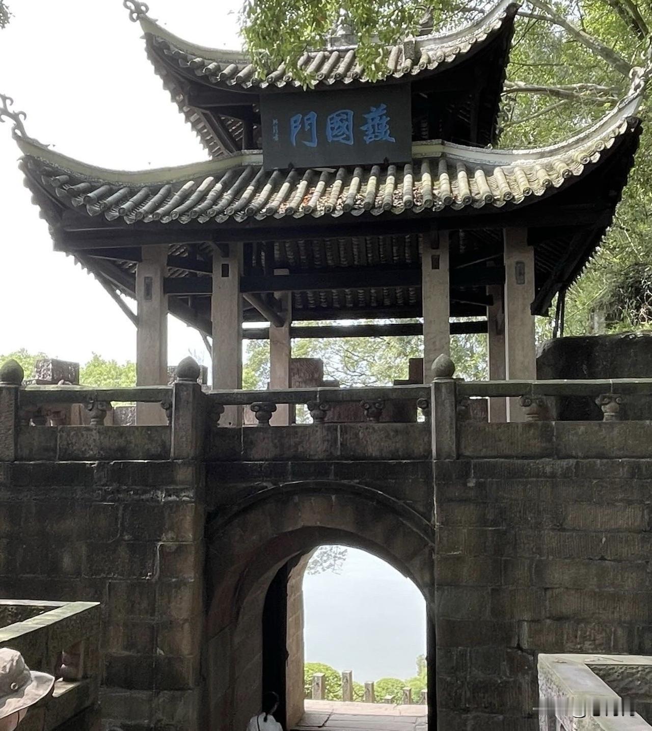 人到了四十岁，有时候半夜醒来，听着枕边人的呼吸声，脑子里转的不是诗和远方，而是下