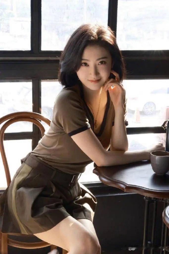 阳光洒进咖啡馆，这温暖的午后，简直是一天中最美好的馈赠。咖啡店的卡桌旁，有人独