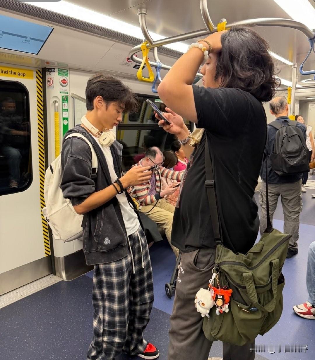 最近有网友在香港地铁偶遇了《爸爸去哪儿》的费曼和杨阳洋，两位少年自从节目结束后一