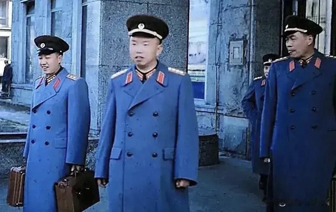 1959年，东欧访问时期的一张珍贵照片，中间的是王树声大将，右侧站着的是张宗逊上