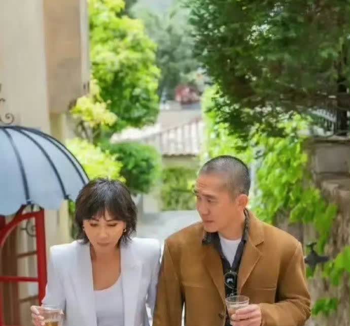 58岁的刘嘉玲选择这辈子不要孩子，一个人在上海生活，也不接戏也不进圈，而梁朝伟竟