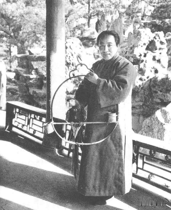 1935年，老恭亲王的孙子溥儒，作为恭王府的最后一位主人，在蝠厅前拍了这张提笼架
