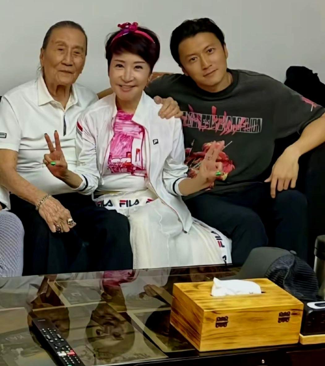 谁说离了婚就得老死不相往来？瞅瞅人家谢贤和狄波拉，硬是把前任处成了老哥们！去年