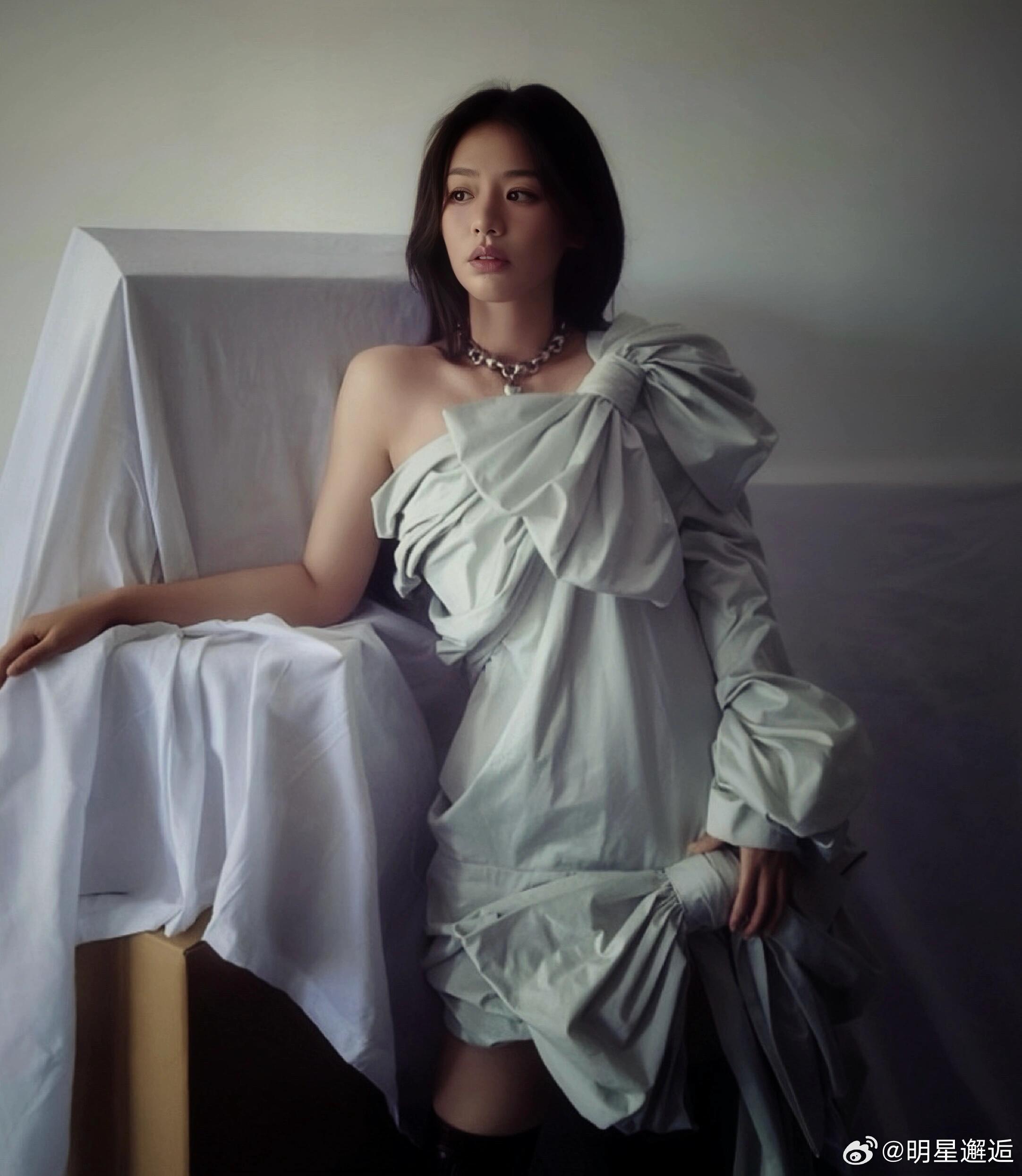 近期马思纯美炸了！文艺洒脱忧郁的感觉。