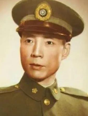 1947年，杜月笙包场大戏院，淞沪警备司令宣铁吾带着姨太太入场时，杜门子弟无人理
