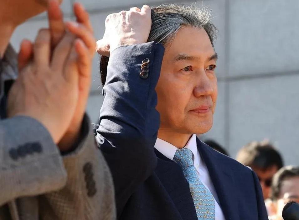曹国在监狱写信给李在明，祝贺他当上韩国第21届总统。这家伙被尹锡悦“送”进监