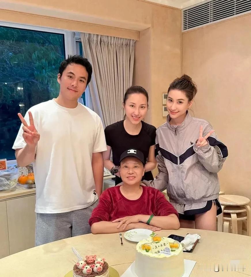 何超莲和龙凤胎弟弟何猷启合体过生日，姐弟俩一起举着蛋糕吹蜡烛，三太陈婉珍穿着红衣