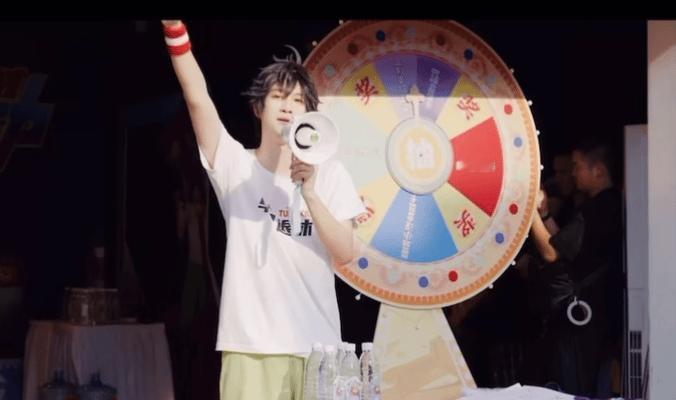 敖子逸cos江南变闯祸小狗敖子逸现场喊话买东西一定要找江南，这波角色代入感绝了！