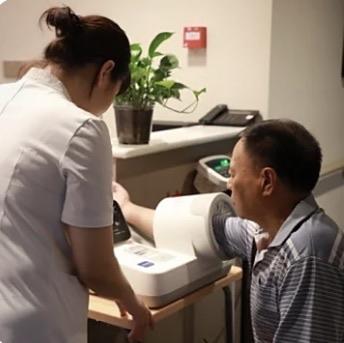 独居男被保姆逼疯后的血泪忠告：别信“坏人不多”，这两招能救你的命人到中年，身