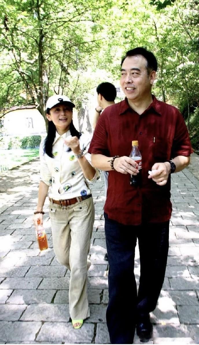 这张林间散步的老照片太接地气了！是年轻时的陈红和陈凯歌，没有镜头包装，简简单单休