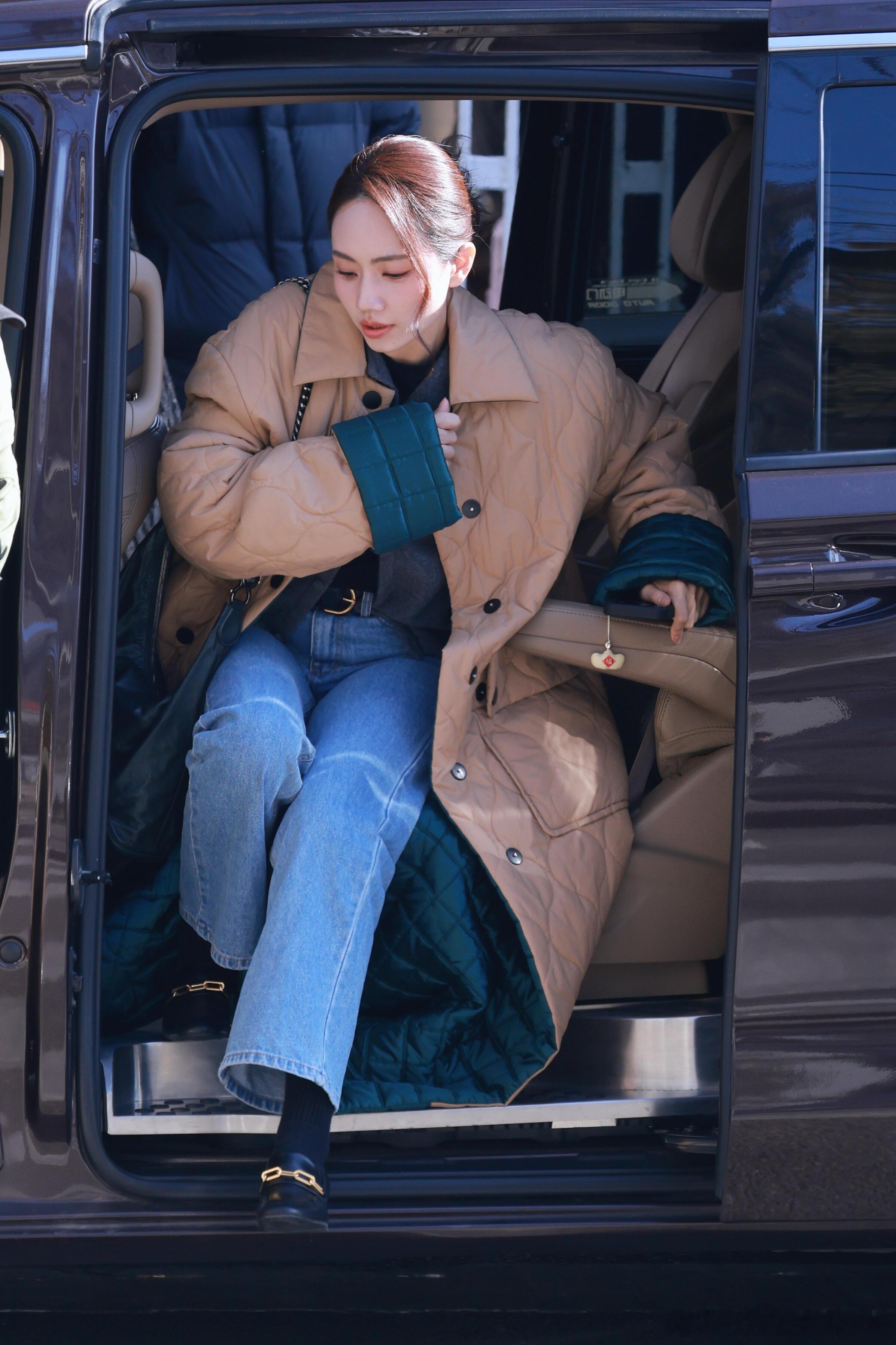 刘惜君一秒baby一秒mommy谁懂刘惜君春晚联排的氛围感！长款外套穿搭秒变都