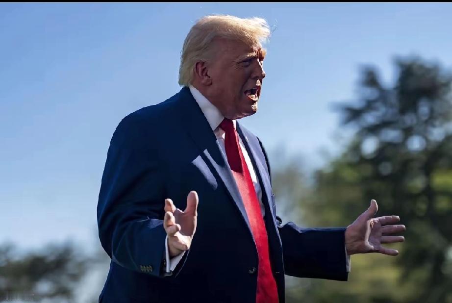 局势突然失控。4月13日凌晨，特朗普的“封锁令”生效。与此同时，美军舰艇压到