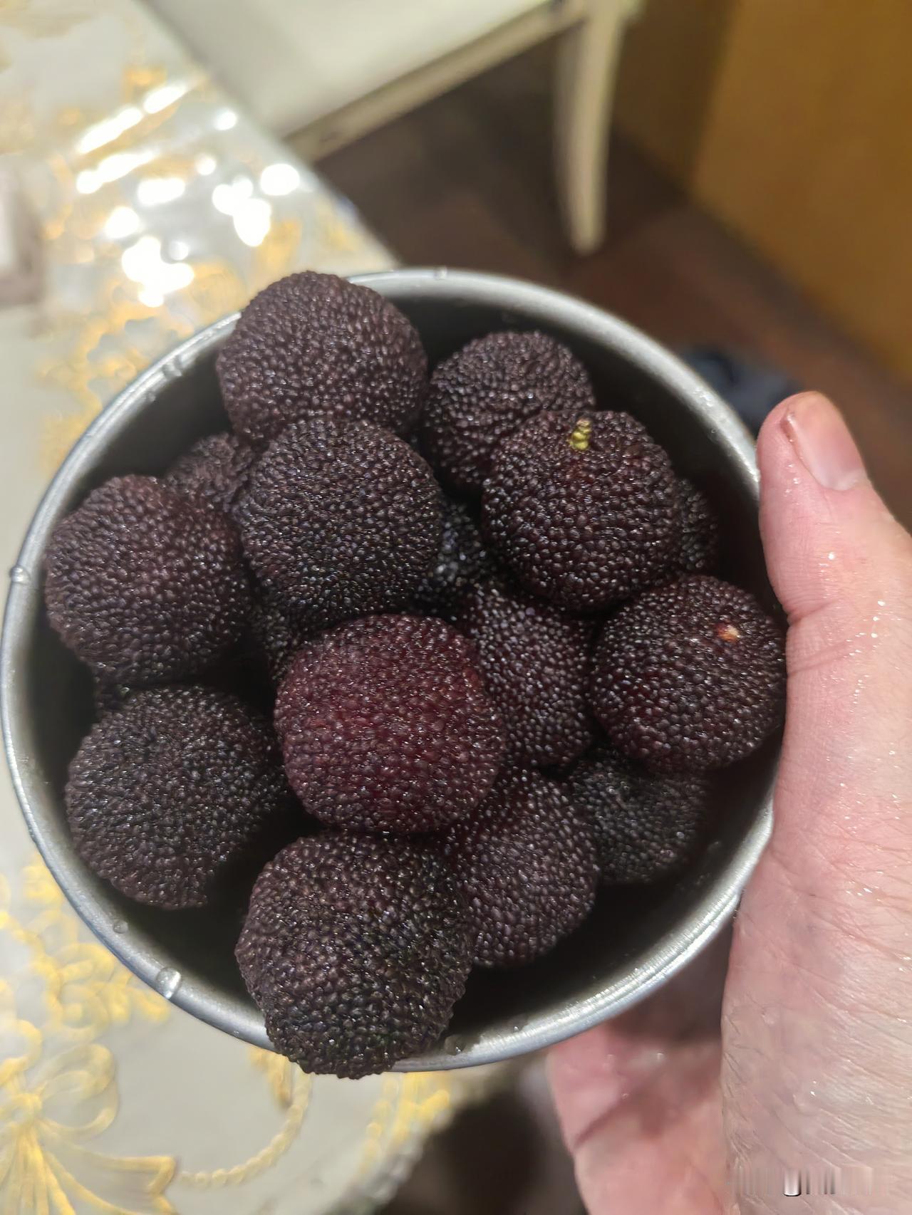 作为余姚人，感觉今年送朋友杨梅略显尴尬啊！明明是自己花了钱表心意，对方却还多少有