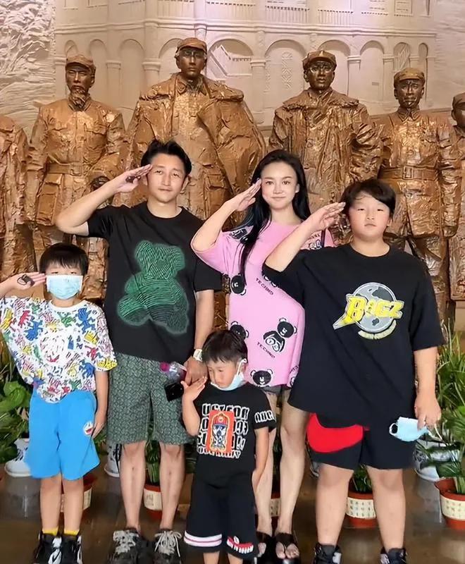 邹市明的家庭成员目前分布在不同地方，以下是相关介绍：-父亲邹建国：邹市明的父