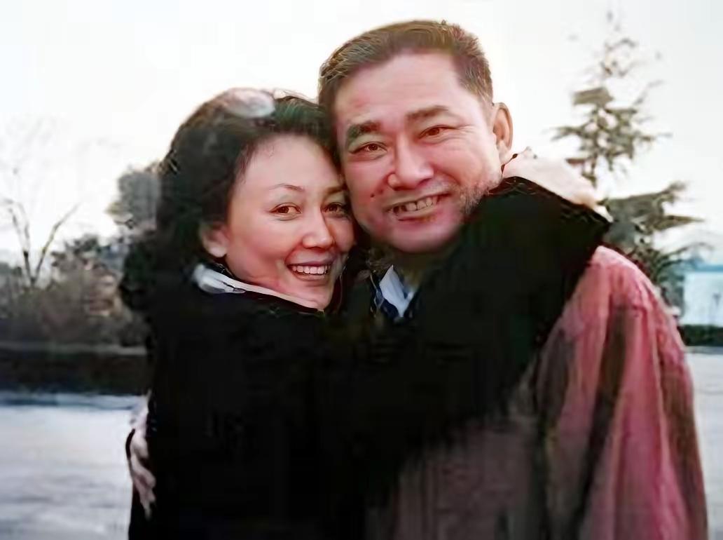 当年才二十出头，就有三大电影厂抢着要她，红遍了全国，没想到她偷偷嫁了个海军影迷，