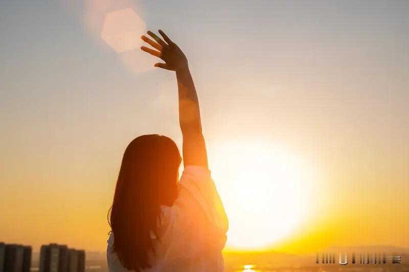 清晨起来，最美好的事因人而异。有人觉得是睡懒觉，像咱老年人，晚上熬到天亮眼皮才沉