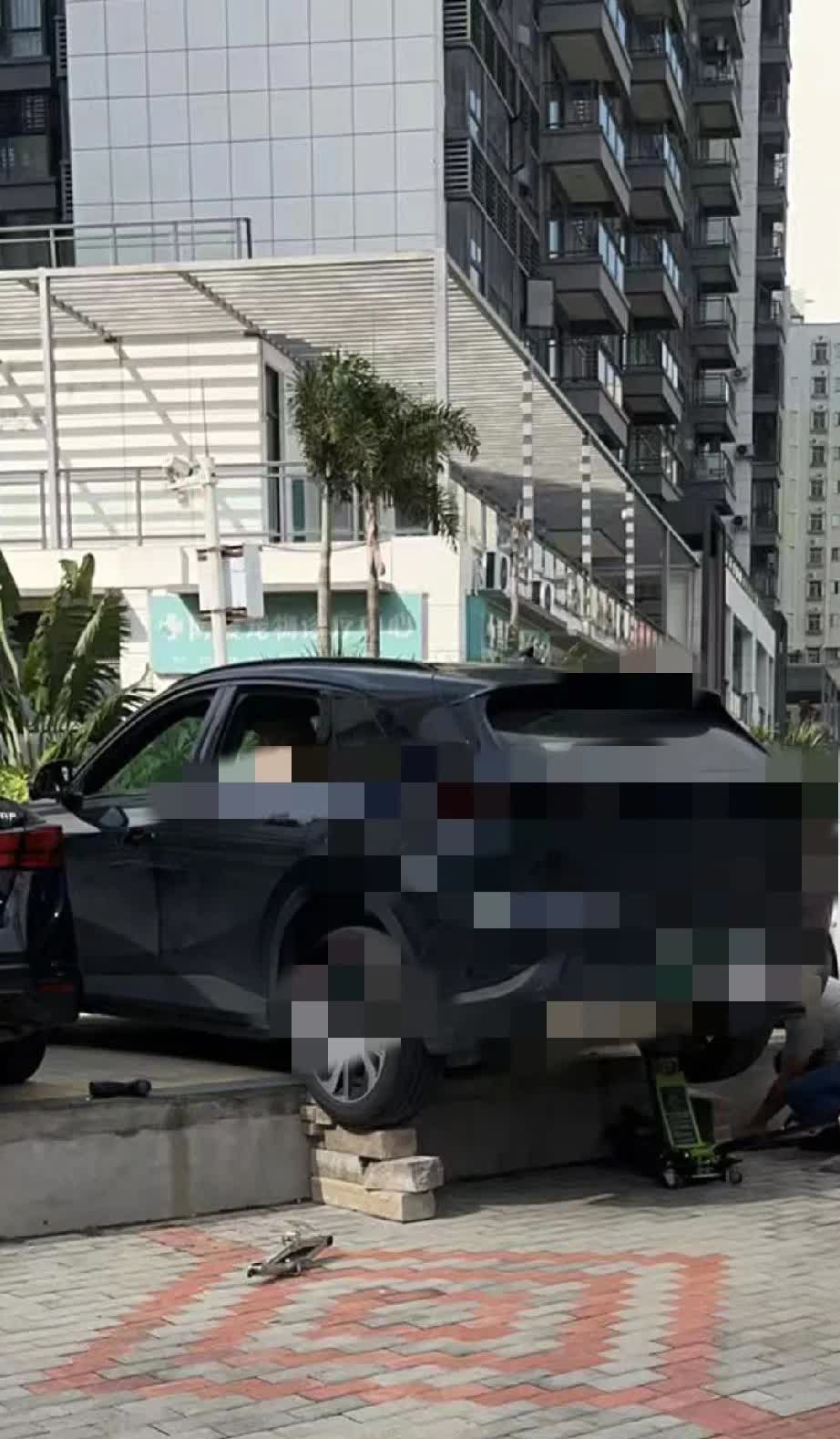 离谱现场：汽车自己“跳坑”了？对于无人驾驶和自动泊车辅助功能千万不可太过信任