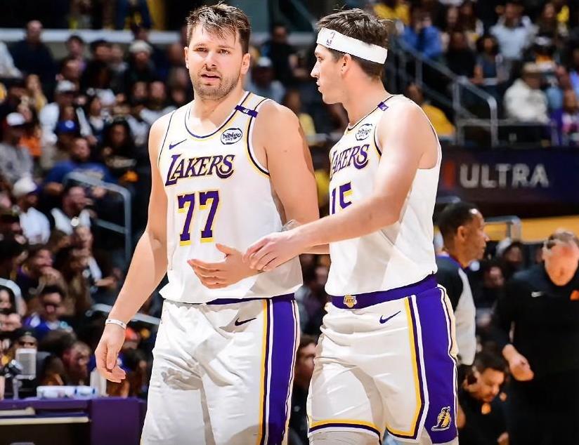 有没有人觉得湖人后场双枪投三分过于随意了……这赛季东契奇三分掉到了31%低于生