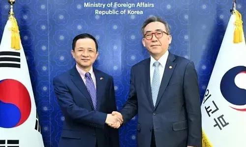 最近韩国政坛风云变幻，韩国国会议长禹元植，作为韩国政府的三号人物，跑来中国访问，