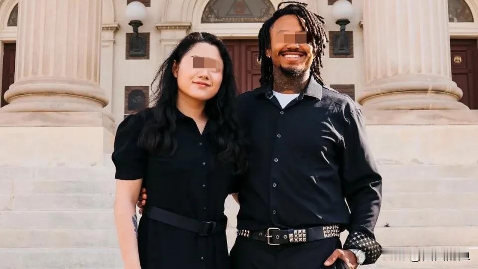 人被关在美国移民拘留中心，老公在网上哭着众筹律师费，网友却在底下骂"活该"。这事