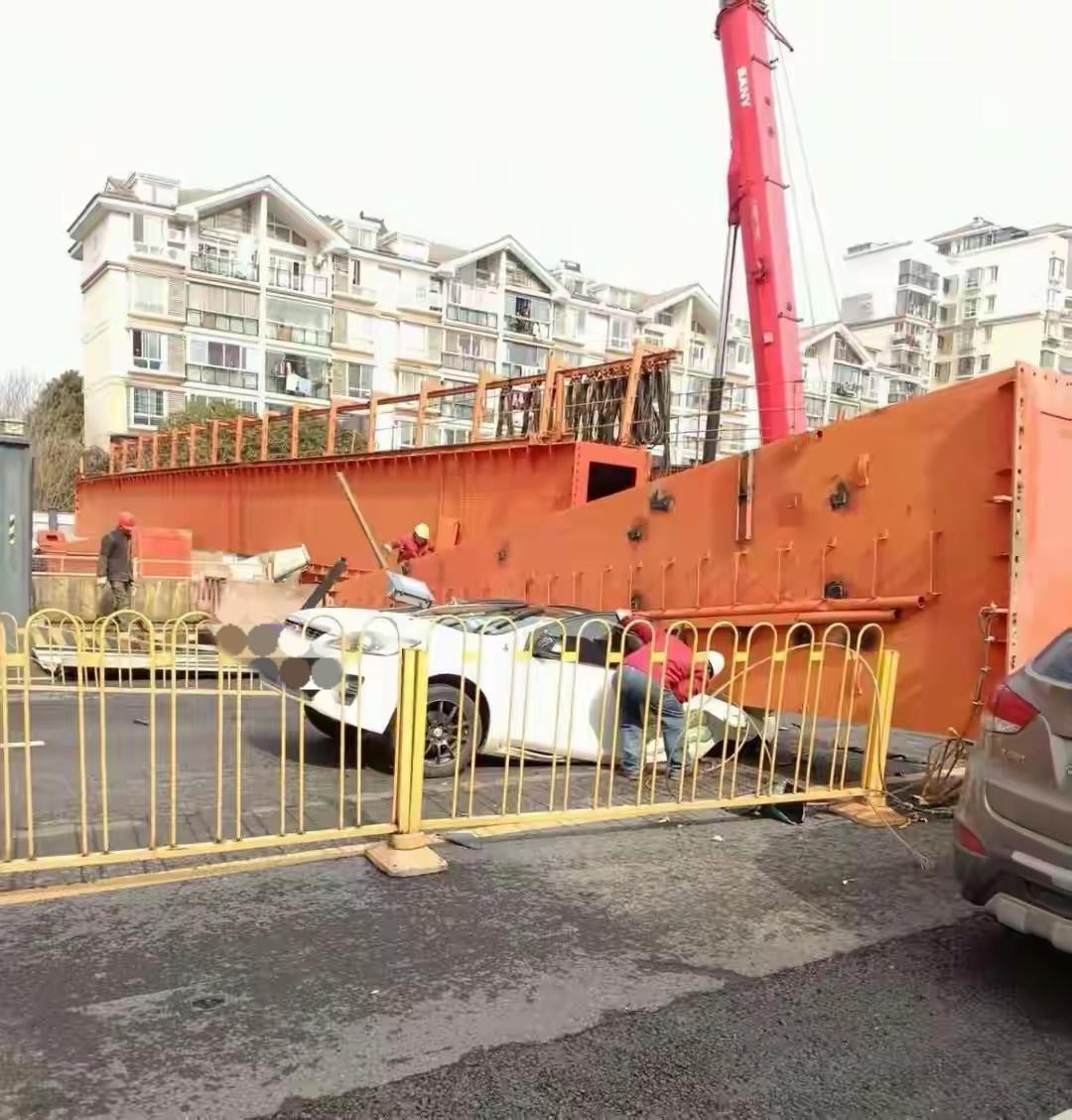 武汉龙门吊倾倒一事，现在最慌的不是干活的工人，也不是业主，而是负责这次拆除龙门
