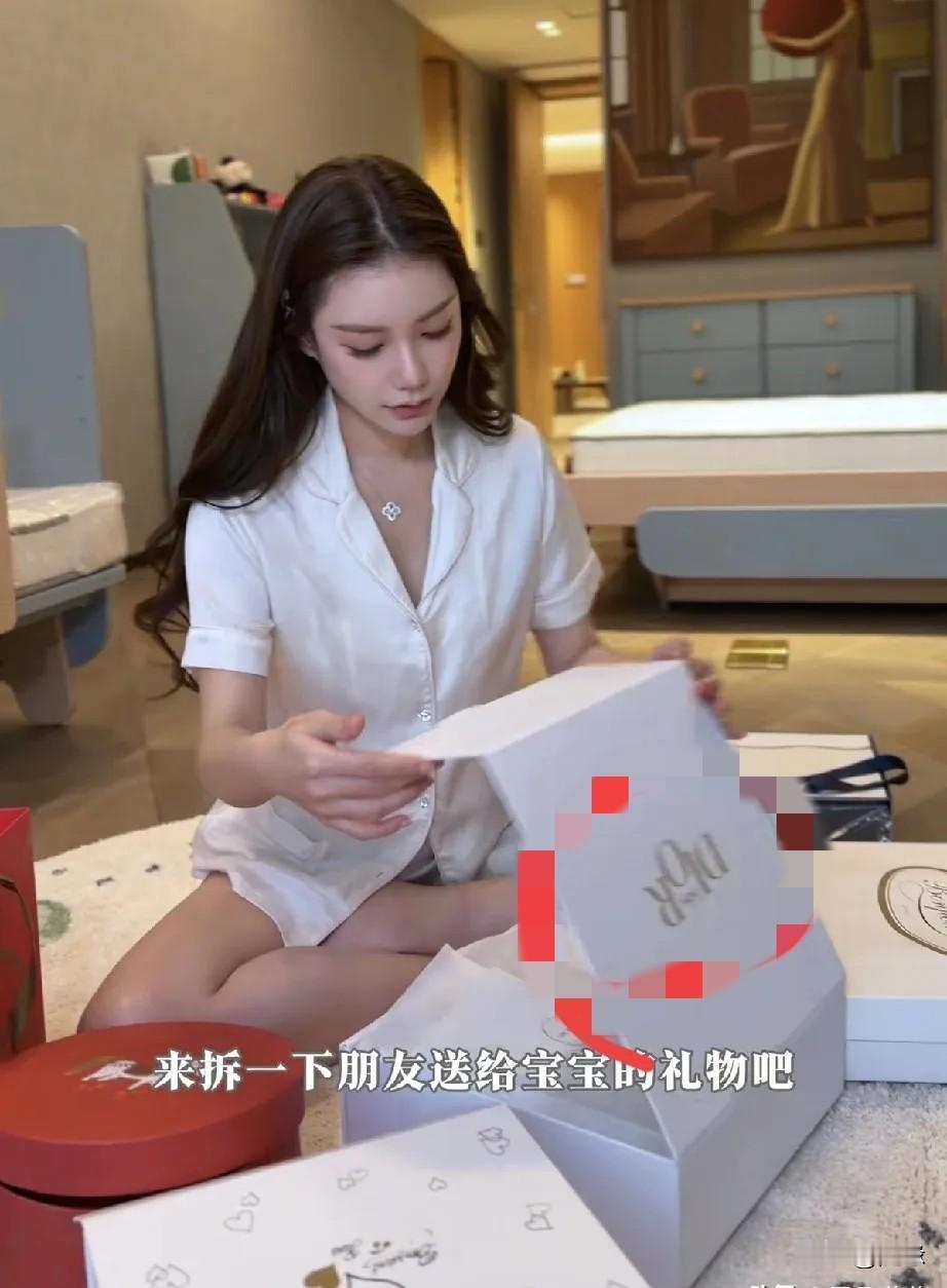 马筱梅更新动态她拆开朋友们送给小宝宝的小衣服，一看这品牌，原来是迪奥的啊！她说