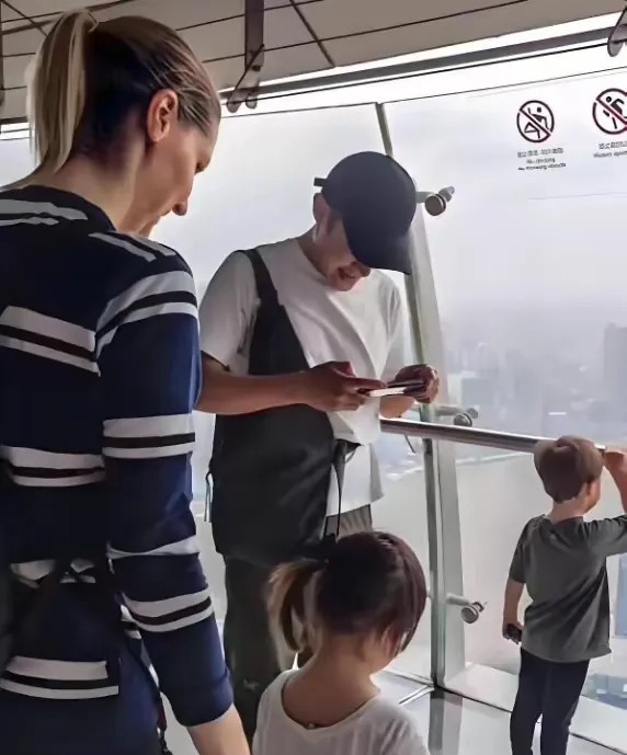 遗传基因真是个玄妙的东西。撒贝宁的孩子已经完全是欧美人范儿，竟然一点没有东亚