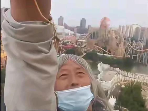 北京老大爷也疯狂75岁的北京卢大爷自从女儿帮他开了2888元的游乐园年卡后，