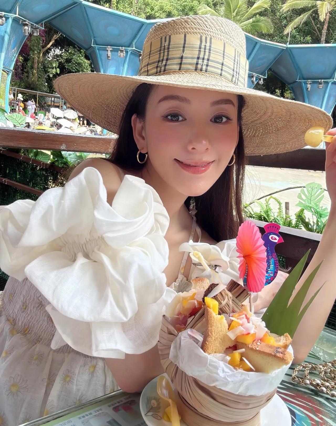方媛日常带娃也不轻松吧！方媛太会打扮了，两个女儿跟她扎着同款丸子头，还挺可爱