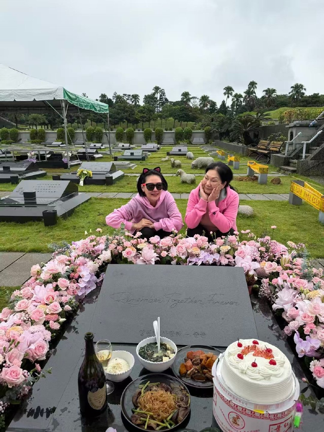 小S发文，为大S庆生：“明年我就比她大了，我就多了一个超级巨星妹妹，大S。”[哭哭][哭哭][哭哭]