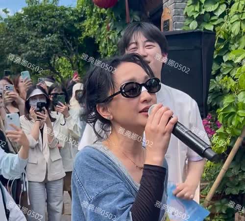 网友说，在浙江省肿瘤医院看到周迅那一刻，差点没认出来——素颜的她跟荧幕上判若两人