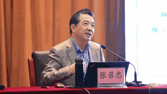 张召忠说，我一辈子不炒股。我老伴炒股，他炒股的目的，就是把我挣的钱再还给国家，一