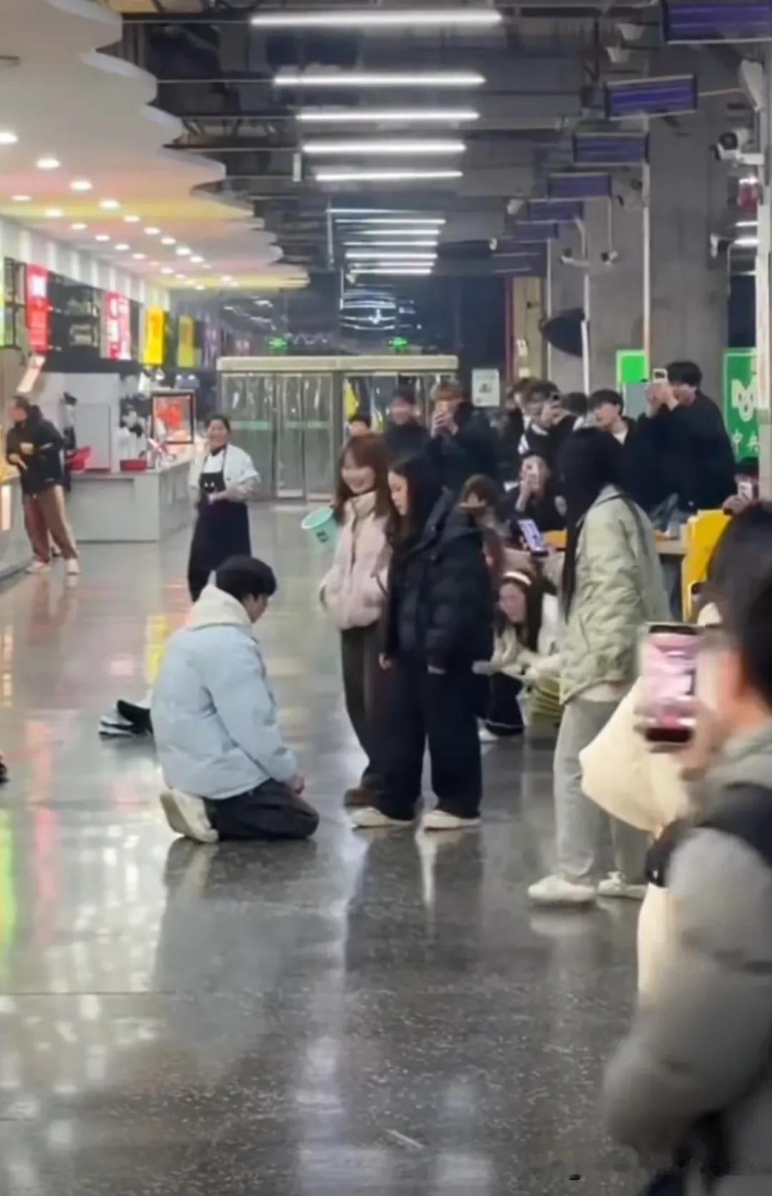 妈呀，真丢脸！长沙某艺术职业学院食堂，一个小伙当众跪在了两个女生面前。面对女生及