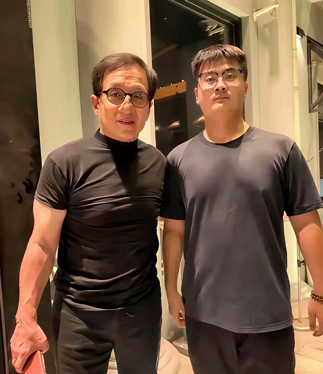 成龙大哥不愧是武打明星，体质好扎实，70多岁了，还这么生猛？差点没认出来。