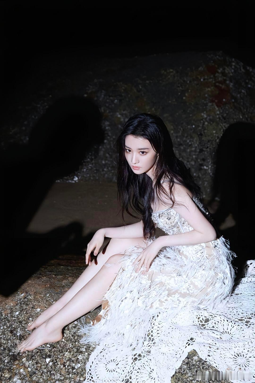 王楚然四百没了四百没了王楚然惊艳亮相，身材曲线美到让人目不转睛！简直就是仙女下凡