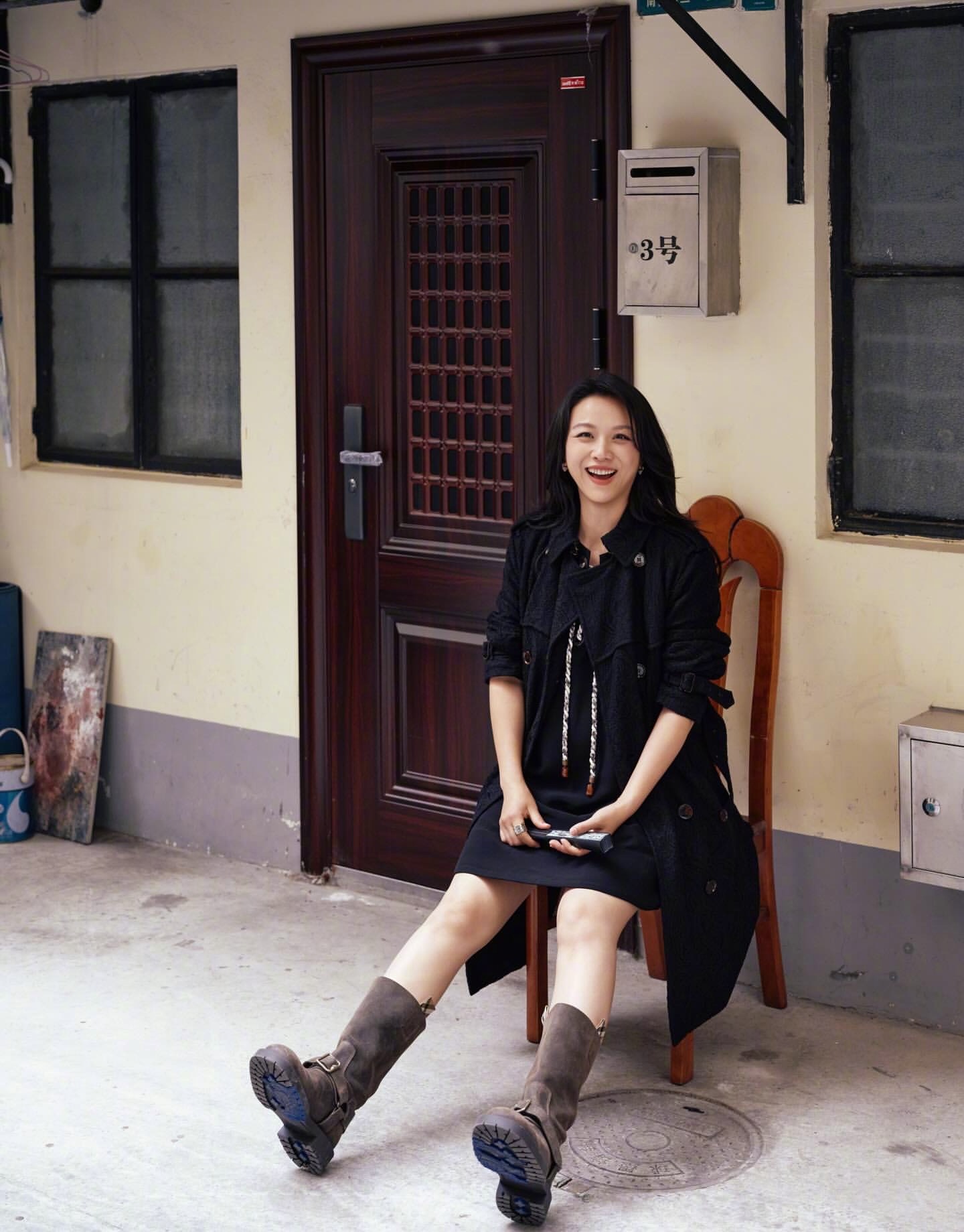 汤唯XBurberry上海活动及街头随拍！短款风衣内搭卫衣裙，配搭半筒靴，